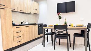 une cuisine avec une table et des chaises dans une cuisine dans l'établissement Casa Serenissima by Ca-Sa Check, à Chioggia 27 autres photos