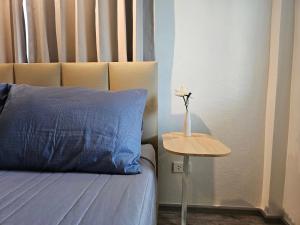 Postel nebo postele na pokoji v ubytování โรงแรมดีรูม D Room
