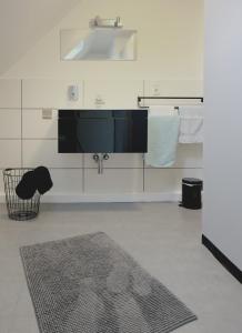 a living room with a flat screen tv on a wall at Jül Boardinghouse in Jülich