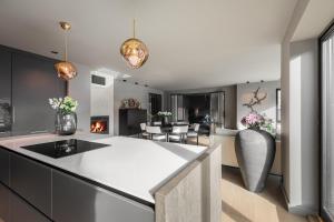 Η κουζίνα ή μικρή κουζίνα στο Stunning Views - Free Parking - Luxury - Central