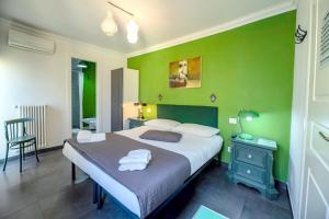 een slaapkamer met een groot bed met groene muren bij Mimì Terrace in Napels