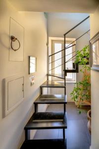 een trap in een kamer met planten bij Mimì Terrace in Napels