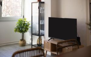 Una televisión o centro de entretenimiento en Stay U-nique Apartment Rossello II