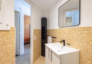 un baño con lavabo y espejo en Stay U-nique Apartment Rossello II, en Barcelona