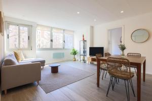 una sala de estar con una mesa y un sofá en Stay U-nique Apartment Rossello II, en Barcelona