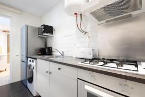 Una cocina o zona de cocina en Stay U-nique Apartment Rossello II