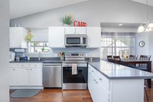 Dapur atau dapur kecil di The Cove 20-5 By SDC, Big Deck, Pool, Hot Tub, Lake View