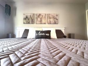 Katil atau katil-katil dalam bilik di The Cove 20-5 By SDC, Big Deck, Pool, Hot Tub, Lake View