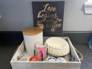 Kemudahan buat kopi dan teh di The Cove 20-5 By SDC, Big Deck, Pool, Hot Tub, Lake View