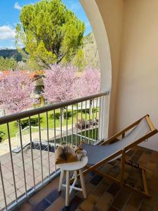 Balkón nebo terasa v ubytování Hôtel Le Refuge des Sources