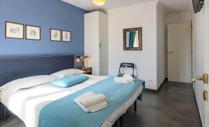 een blauwe slaapkamer met een bed met handdoeken erop bij Mimì Terrace in Napels +11 foto's