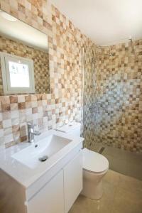 Ванная комната в Marisa Napa Suites Ayia Napa