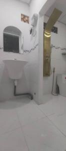 un bagno con un water e una tv a parete di Homestay 14 Tôn Đức Thắng a Phan Thiet