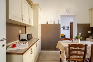 A kitchen or kitchenette at Tirelli Apartment Roma