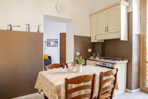 A kitchen or kitchenette at Tirelli Apartment Roma