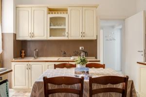 A kitchen or kitchenette at Tirelli Apartment Roma