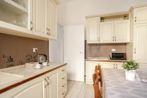A kitchen or kitchenette at Tirelli Apartment Roma