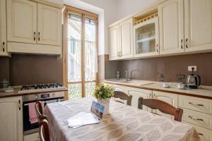 A kitchen or kitchenette at Tirelli Apartment Roma