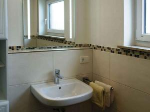 y baño con lavabo y espejo. en Haus Schwarzwald en Furtwangen