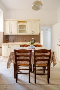 A kitchen or kitchenette at Tirelli Apartment Roma