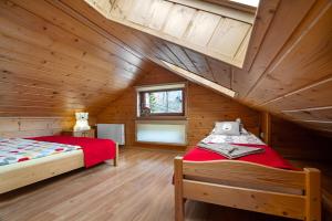 En eller flere senge i et værelse på Domek Pod Motylami