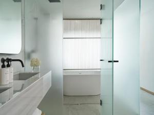 Ένα μπάνιο στο InterContinental Crete by IHG