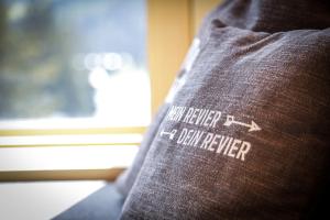 una maglietta con la scritta "il tuo ribelle non è migliore" di Revier Hotel Kaprun a Kaprun