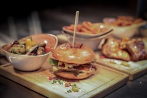 un panino su un tagliere con ciotole di cibo di Revier Hotel Kaprun a Kaprun