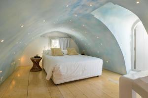 Postel nebo postele na pokoji v ubytování Rocabella Santorini Hotel & Spa + 37 fotografií