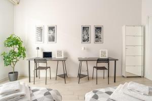 A bed or beds in a room at Tirelli Apartment Roma