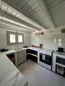 Kuchyň nebo kuchyňský kout v ubytování Dimoulitsa Villas Complex