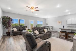 un soggiorno con divani e ventilatore a soffitto di Jenni's House a Branson West
