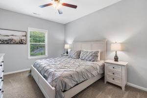 una camera da letto con un letto e un ventilatore a soffitto di Jenni's House a Branson West Altre 71 foto