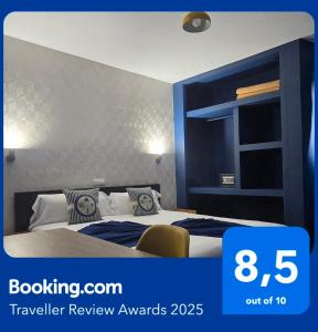 A bed or beds in a room at Hostal Baleàric