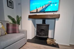 TV a/nebo společenská místnost v ubytování Stunning Sea View Blue Haven in Penmaenmawr