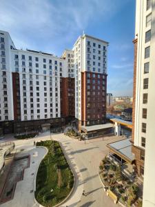 een luchtfoto van een stad met hoge gebouwen bij Residence Apartment Osh Шикарные апартаменты в самом Элитном районе города Ош in Osh
