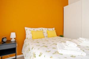 A bed or beds in a room at Tirelli Apartment Roma
