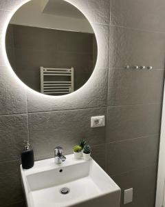 A bathroom at Tirelli Apartment Roma