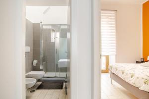 A bathroom at Tirelli Apartment Roma Még 37 kép