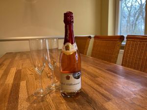 a bottle of wine sitting next to two glasses on a table at Gemütliche strandnahe Ferienwohnung in Bansin +46 photos