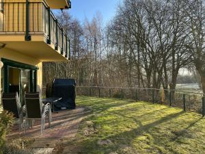 a patio with a table and chairs on a fence at Gemütliche strandnahe Ferienwohnung in Bansin