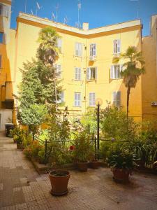 A garden outside Tirelli Apartment Roma