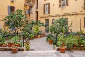 A garden outside Tirelli Apartment Roma