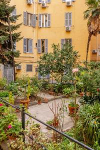 A garden outside Tirelli Apartment Roma