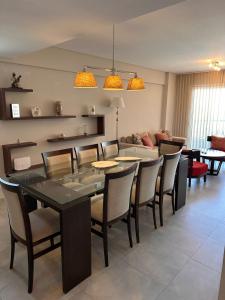 Un comedor con mesa y sillas en G12 - Bon Repos, en San Miguel de Tucumán