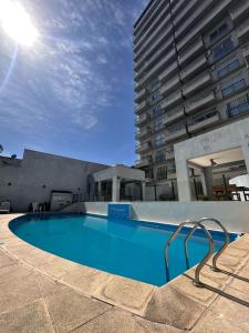 una gran piscina frente a un edificio en G12 - Bon Repos, en San Miguel de Tucumán