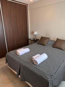 Un dormitorio con una cama con dos toallas encima. en G12 - Bon Repos, en San Miguel de Tucumán