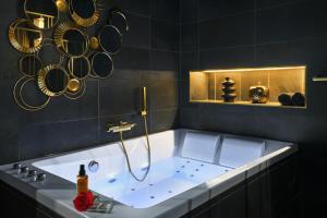 Fotografie z fotogalerie ubytování Charming suite with spa bath ve Vienne