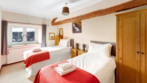 En eller flere senge i et værelse på The Farmhouse at Thompson Ground