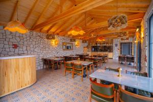 a restaurant with wooden ceilings and tables and chairs at NİSH VADİ SAPANCa in Sapanca